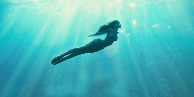 Em Parthenope, Nápoles é uma mulher sexy saindo do mar azul