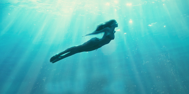 Em Parthenope, Nápoles é uma mulher sexy saindo do mar azul
