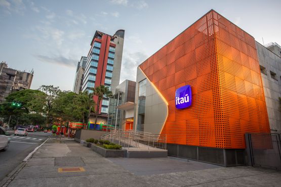 Itaú lucra R$ 11 bi no trimestre com índice de eficiência recorde