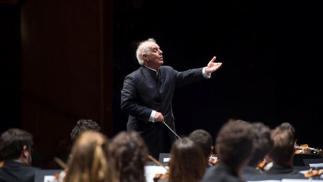 Barenboim sai de cena, o último dos (geniais) regentes-ditadores