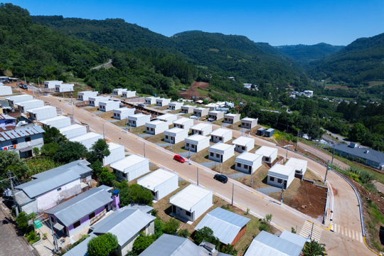 No RS, quem perdeu a casa só agora está ganhando um novo lar