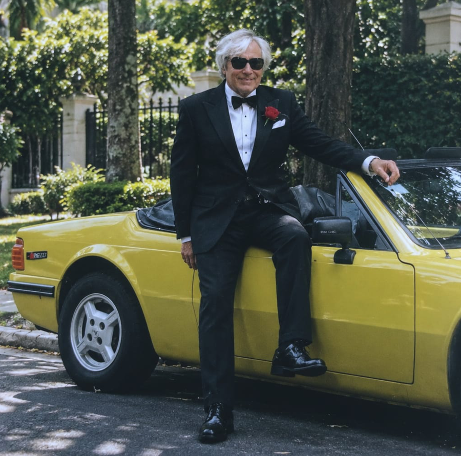Arquivo Page9: o homem do carro amarelo