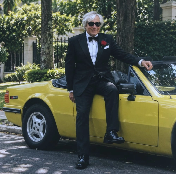 Arquivo Page9: o homem do carro amarelo