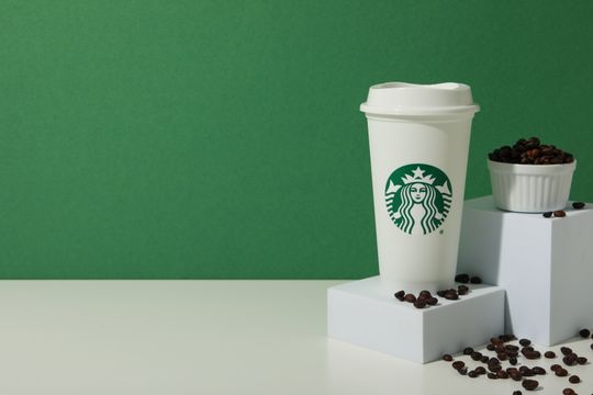 Starbucks troca CEO para tentar sair da crise