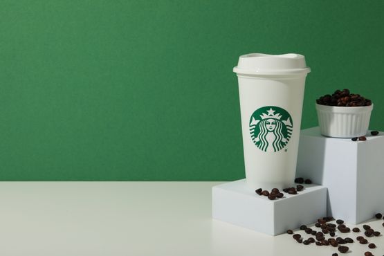 Starbucks troca CEO para tentar sair da crise