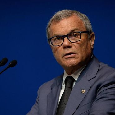 Cheiro de vingança: Sir Martin planeja seu retorno