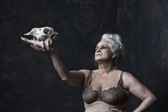 Vera Holtz se reinventa com Ficções, baseada no livro de Yuval Noah Harari