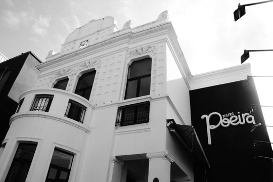 Poeira, o pequeno e poderoso teatro de Botafogo