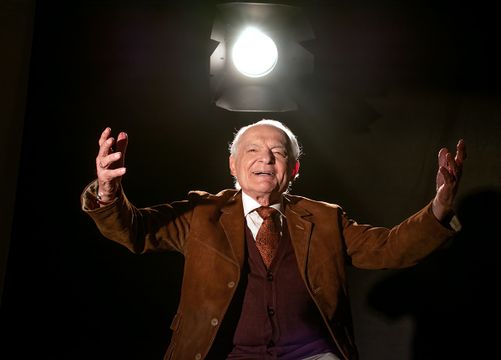 Othon Bastos brilha (e não se entrega) em espetáculo biográfico
