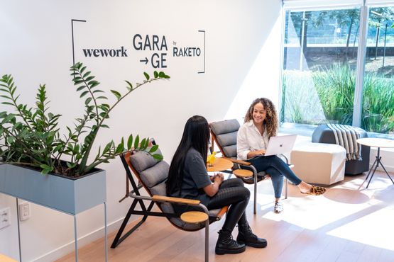 Workspace + Networking + Mentoria. Bem-vindo ao WeWork Garage by Raketo