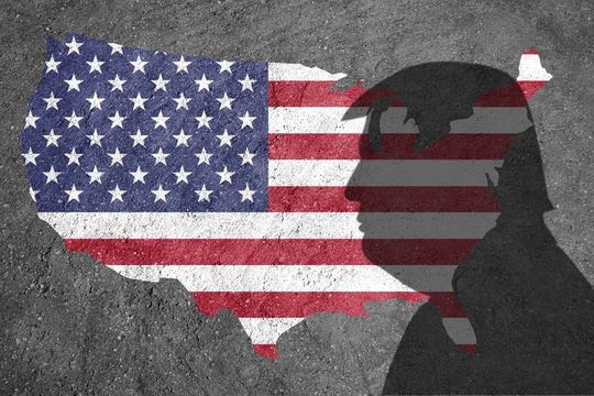 Jeffrey Sachs: Tarifas são “política idiota” e Trump governa por decreto