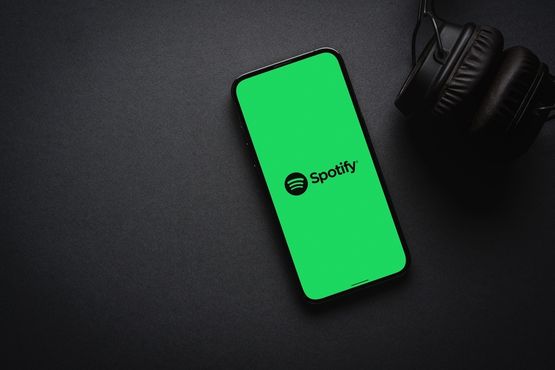 Spotify desencanta, surfa nos vídeos e tem primeiro lucro em 18 anos
