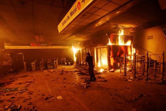 BREAKING:  Santiago em toque de recolher; multidões protestam aumento de passagens