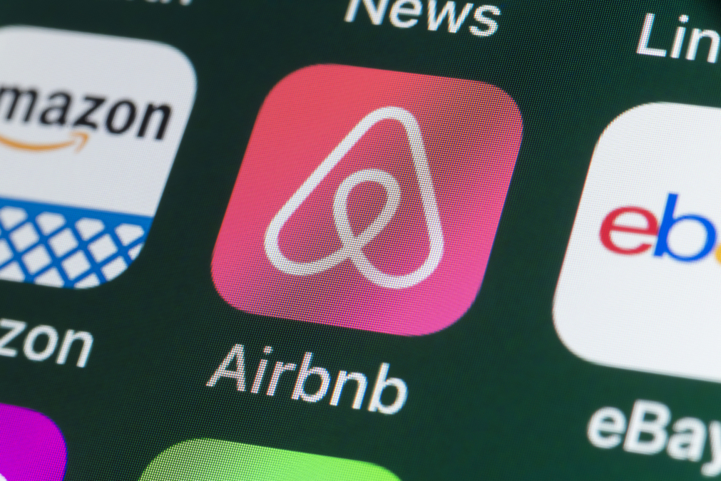 Por que ainda há habitações de interesse social em anúncios no Airbnb