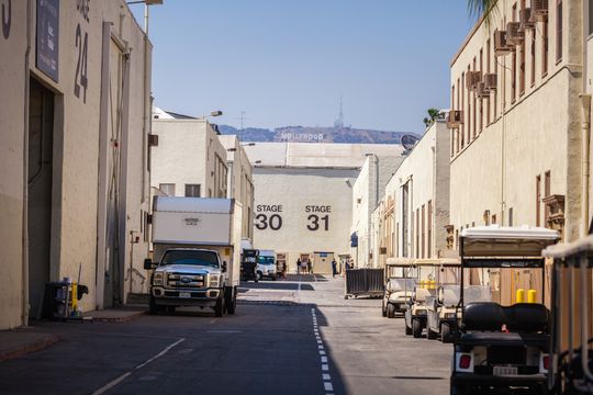 Paramount faz oferta hostil pela Warner, chamando a Netflix para a briga