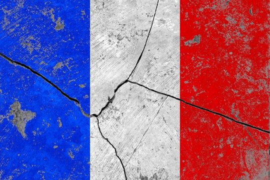 França quer cortar feriados e congelar gastos. Direita e esquerda se revoltam