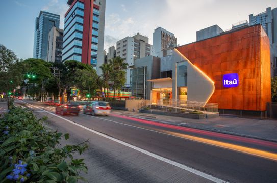 Itaú faz ROE de 24,3% e mantém asset quality; mercado ignora revisão do guidance