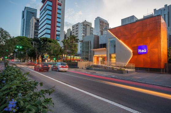Itaú faz ROE de 24,3% e mantém asset quality; mercado ignora revisão do guidance