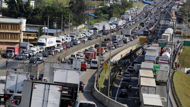 Caminhoneiros: uma solução sem barbeiragem