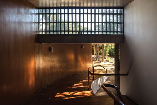Artistas e mulheres nuas invadem casa de Niemeyer (todos passam bem)