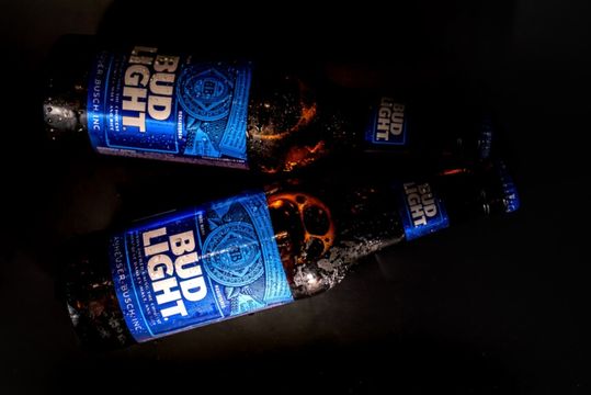 HOLD MY BEER.  A BUD Light tentou ser 'cool'.  O script ofendeu a América