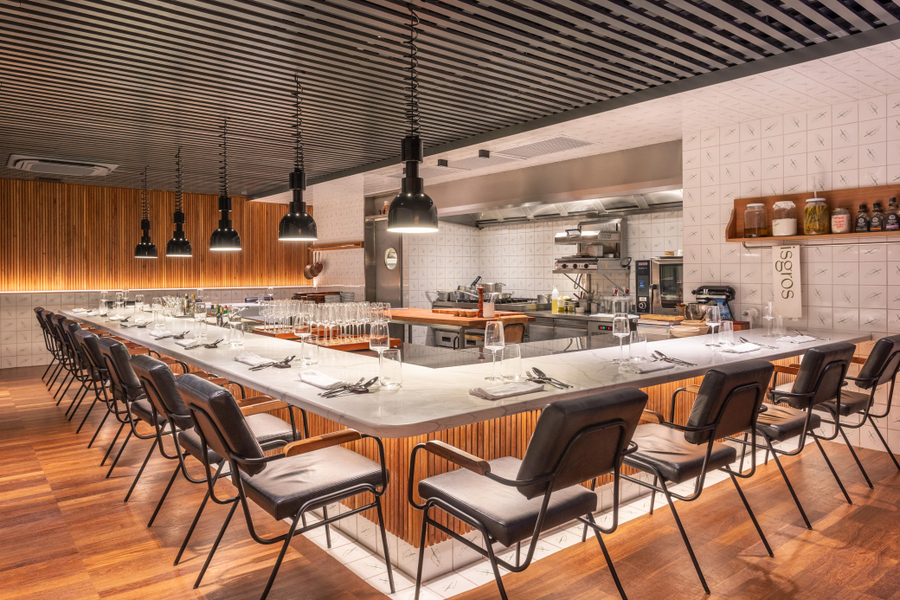  O lugar mais disputado do restaurante não fica à mesa