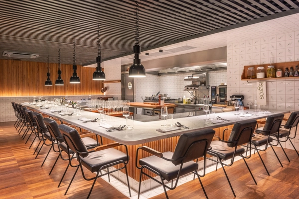 O lugar mais disputado do restaurante não fica à mesa
