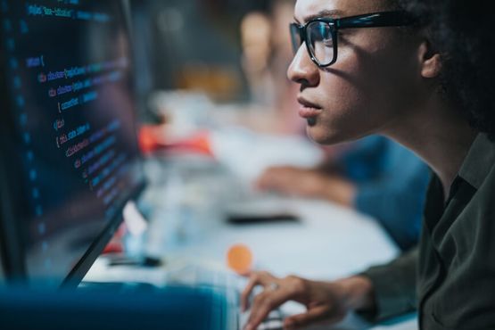 Máquina desenvolvendo máquina: o impacto da GenAI na criação de softwares