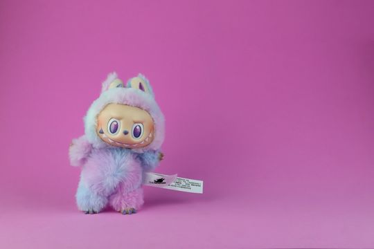 O brinquedo chinês de US$ 30 que fez a Pop Mart valer mais que a Barbie