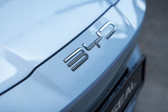 BYD avança na Europa, queima estoque na China – e já é a terceira global