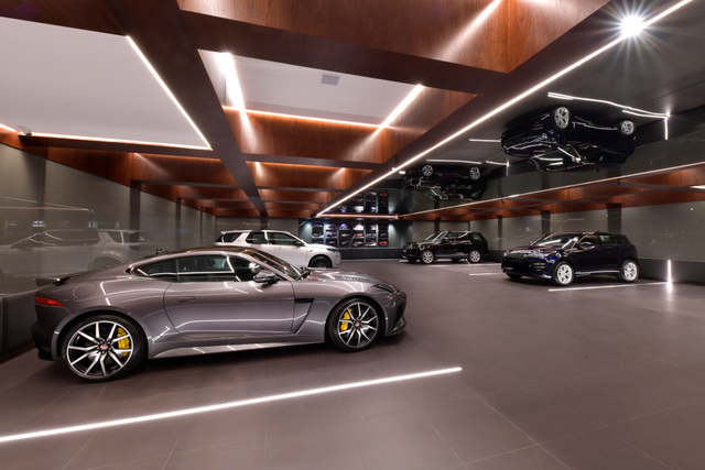 A garagem virou vitrine (e o carro entrou na sala) 