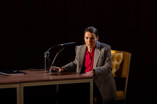 Em ‘Prima Facie’, Débora Falabella é uma advogada abusada