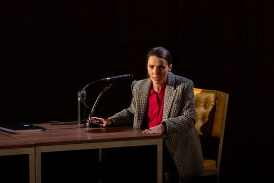 Em ‘Prima Facie’, Débora Falabella é uma advogada abusada