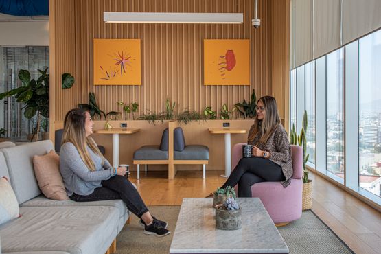 Trabalho híbrido impulsiona carreira e saúde mental de mulheres com filhos