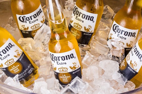Ambev desaba com ‘miss’ no EBITDA e lucro; mercado vê guidance “desapontador”