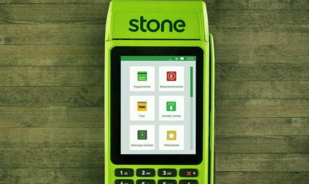 Stone abre o quimono, e ação sobe quase 20%
