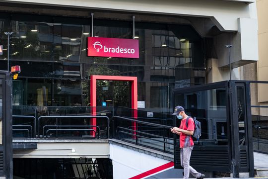 Bradesco lucra mais e cresce crédito, mas margem frustra; ação cai