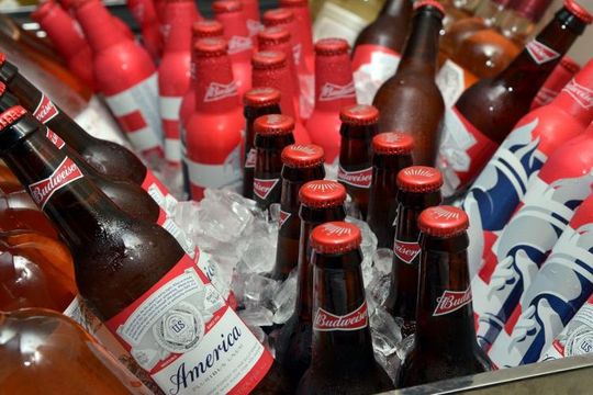 Mercado especula sobre corte de dividendo na AB Inbev