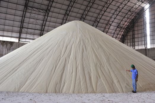 Preço do açúcar bate recorde em 11 anos. E não deve baixar tão cedo
