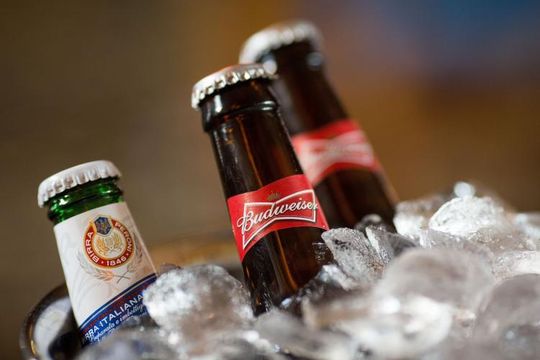 'O rei voltou': AB Inbev começa a sair da geladeira