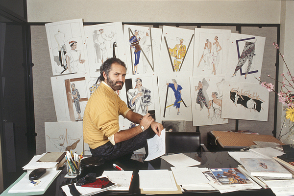 A ousadia maximalista de Gianni Versace, numa retrospectiva em Paris 