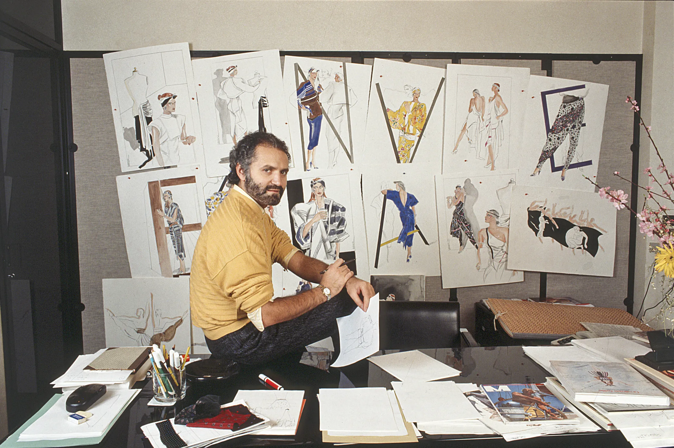A ousadia maximalista de Gianni Versace, numa retrospectiva em Paris