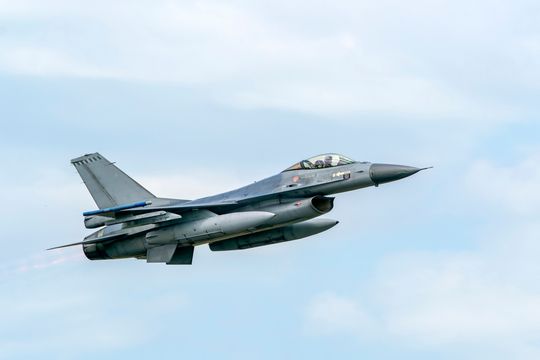 Milei compra caças F-16 de segunda mão; Argentina volta a ter jatos supersônicos