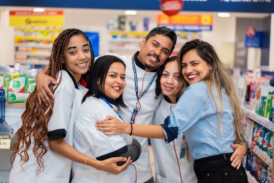 Com benefício pioneiro a colaboradores e dependentes, Pague Menos investe na qualificação profissional