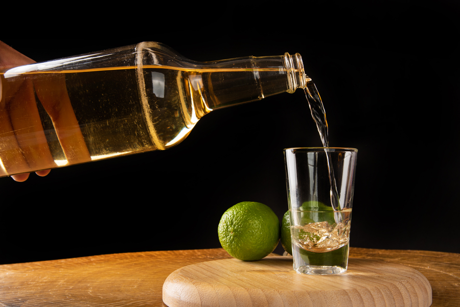 Os elegantes bebem cachaça 