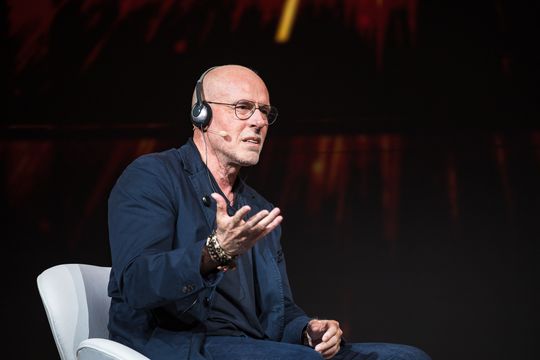 Scott Galloway: 8 minutos sobre IA, Elon Musk e celulares