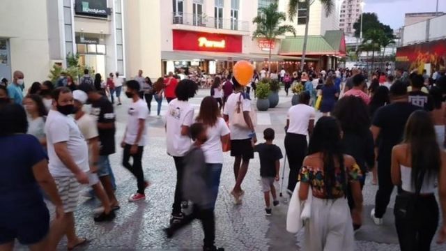 Shoppings abarrotados no fim de semana