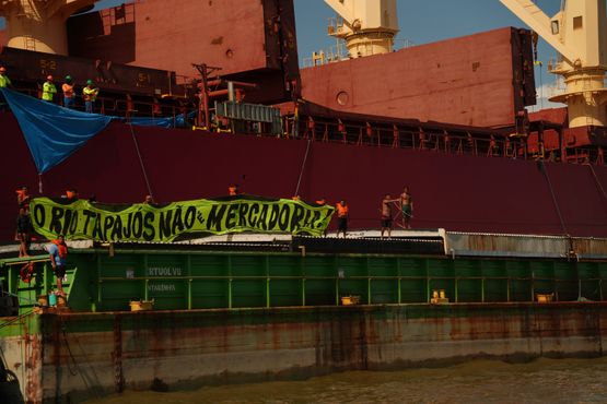 Indígenas ocupam porto para protestar contra concessão de hidrovias