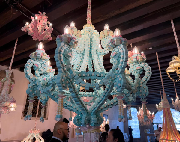 Bienal de Veneza: marshmallows e pirulitos falam de efemeridade  
