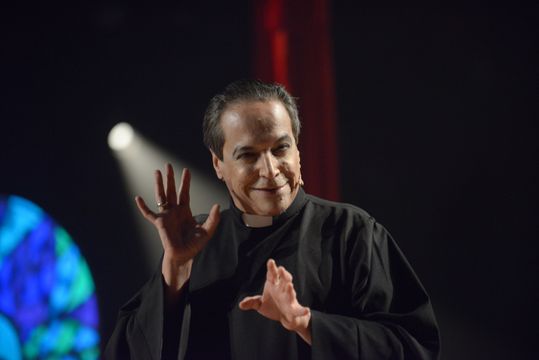 Padre Pinto ganha o palco (e a plateia) em espetáculo com a essência de Zé Celso